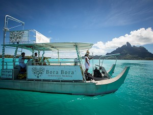 Transfers by double outrigger canoe © G.LeBacon